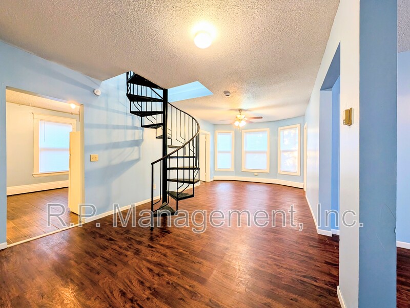 W Saint Paul Condo: 61 Delos St W