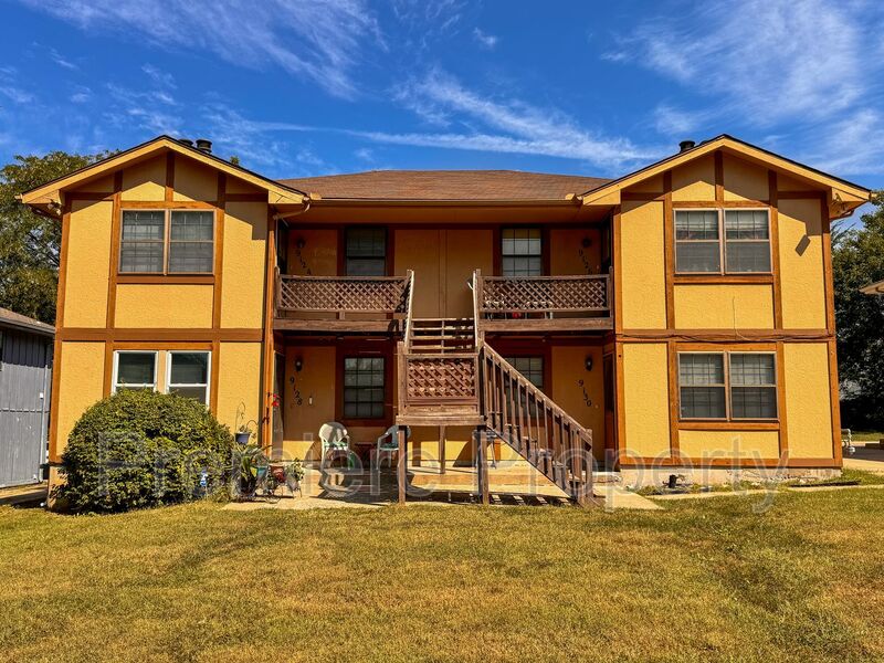 Raytown House: 9130 E 85th St