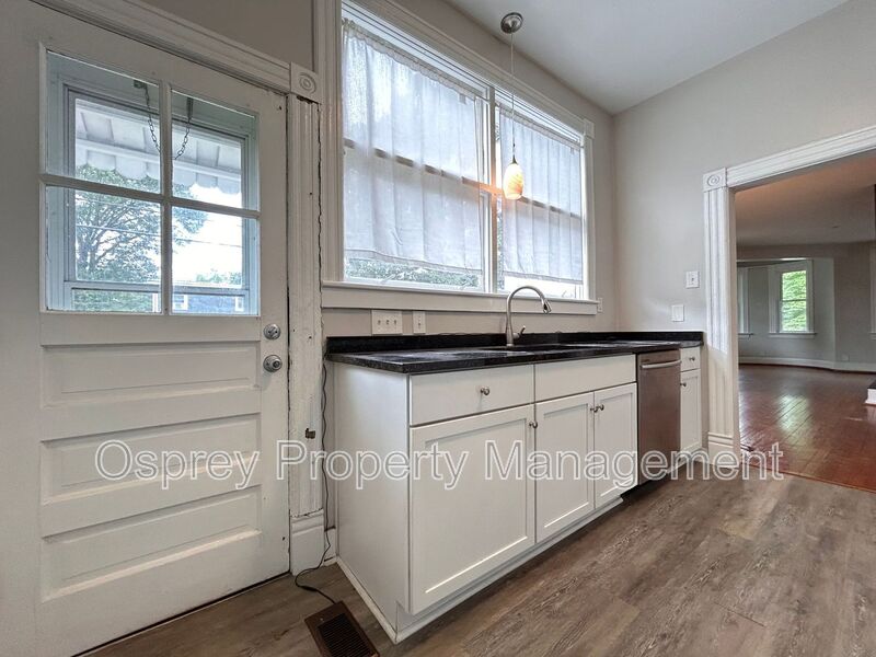 Charming 2-Bedroom Home -Close to Downtown Hampton! *ASK ABOUT OUR ZERO DEPOSIT* - Photo 10