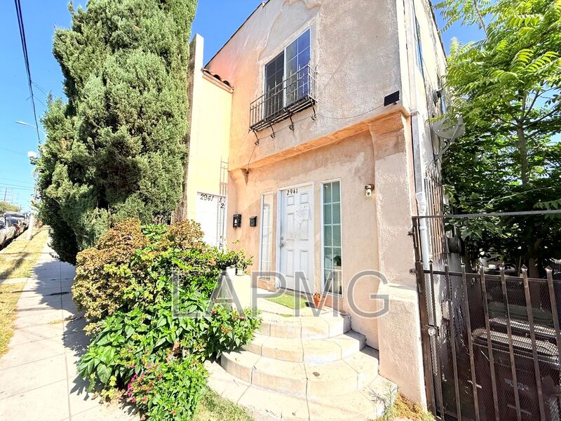 Los Angeles House: 2941-2943 1/2 W. 11th Street