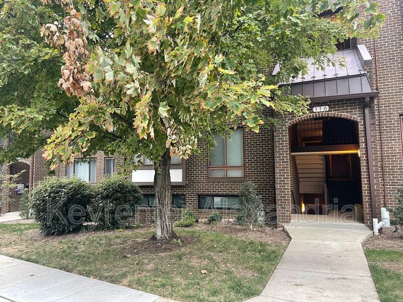 Alexandria Condo: 116 Roberts Ln