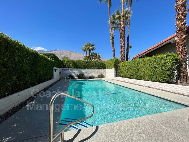 Palm Springs House: 540 S Thornhill Rd