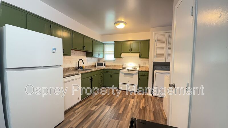 Spacious 3-Bedroom Norfolk Townhome with In-Unit Laundry and Fenced Outdoor Space - Photo 2