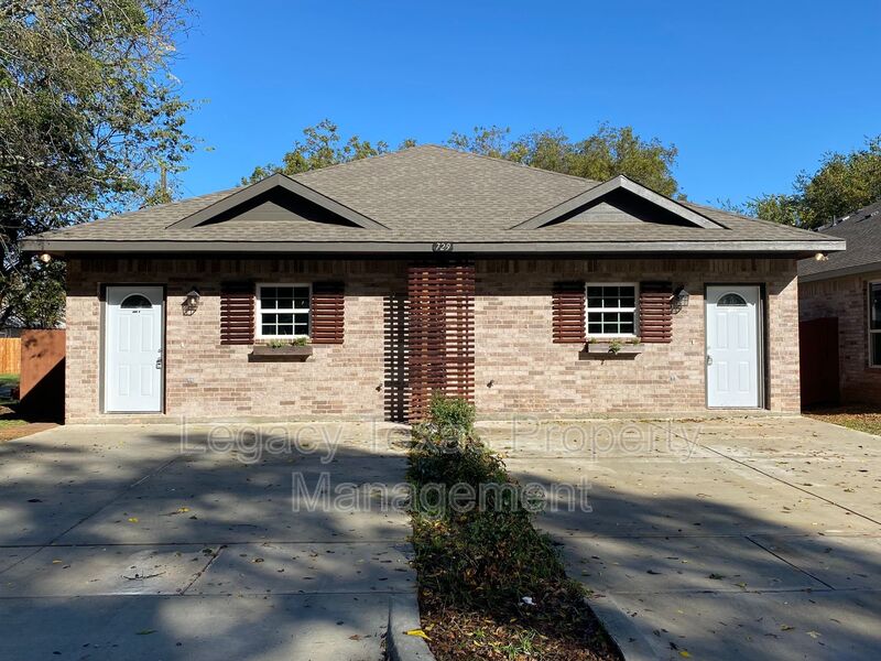 Cleburne House: 729 E Brown #B