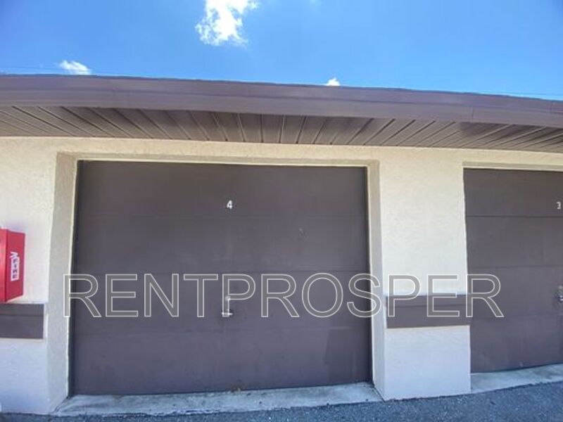 Melbourne House: Coral Gardens Garage 25