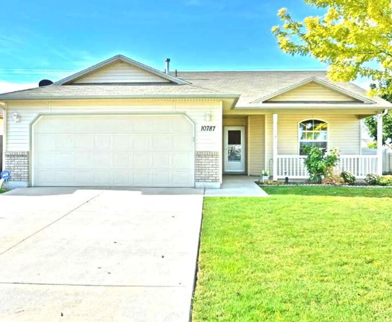 Nampa House: 10787 Gossamer Street