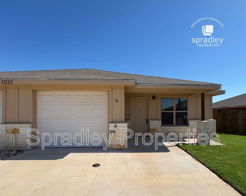 Belton Townhome: 1032B Edwards Dr