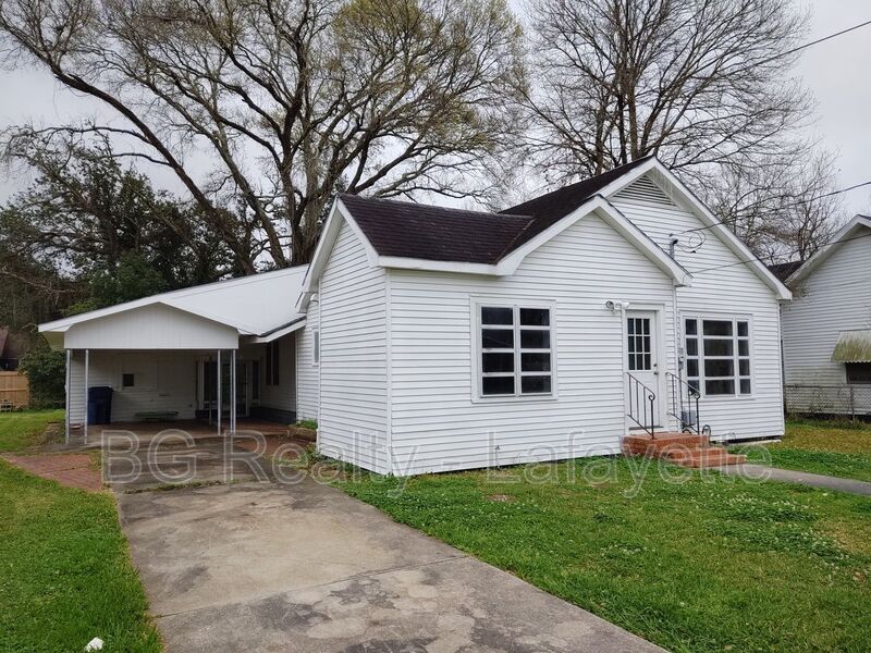 Abbeville House: 303 S Guegnon