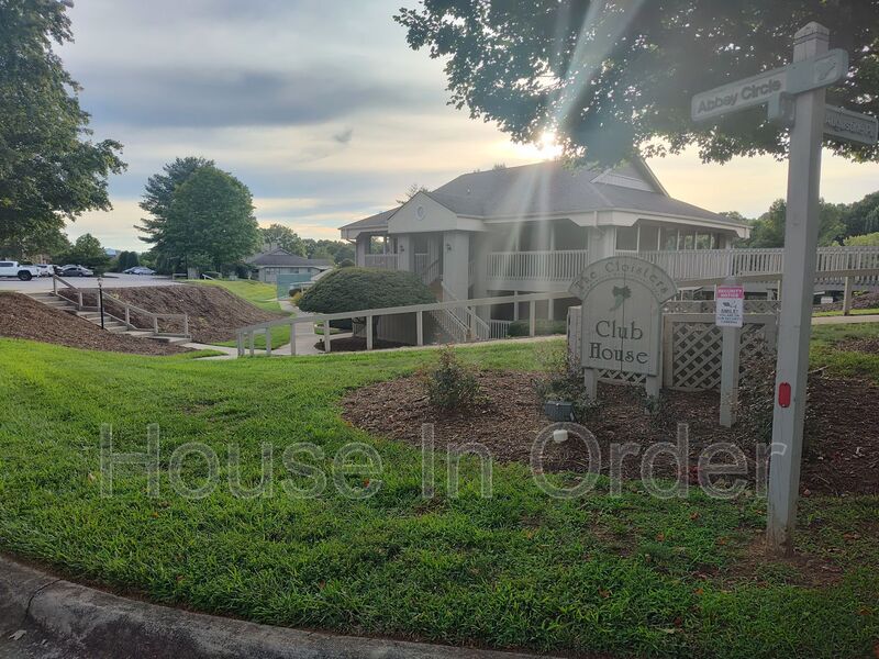 Asheville House: 301 Abbey Circle