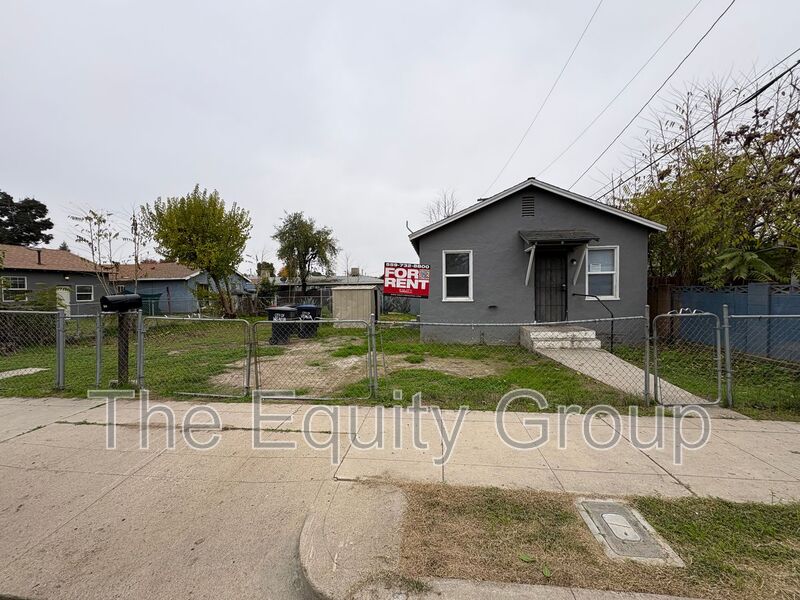 Visalia House: 311 East Grove Ave