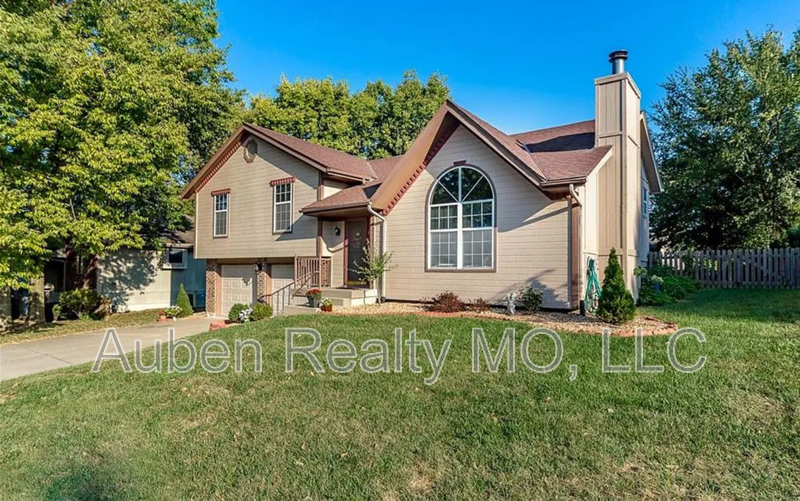 Blue Springs House: 1211 S.W. Hillcrest Drive