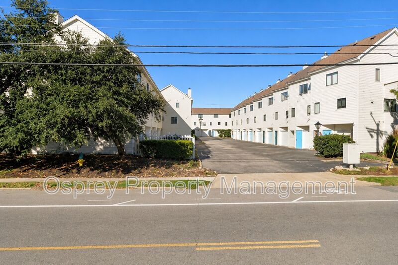 Spacious 2-Bedroom Condo! - Photo 1