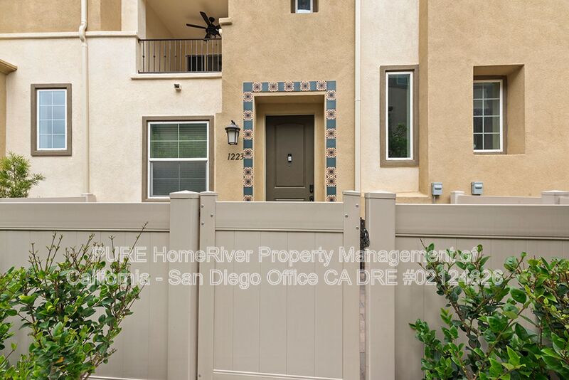 Oceanside Townhome: 1223 Via Lucero