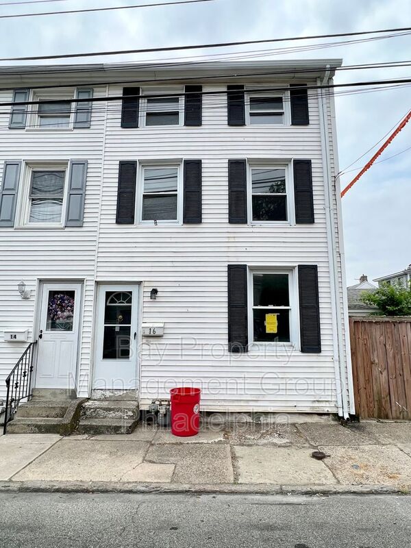 Brookhaven House: 16 3rd St