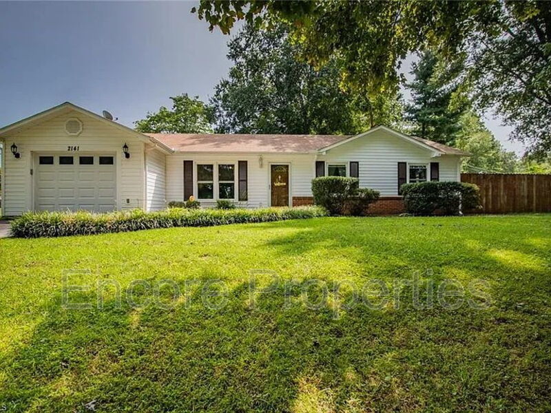 Kernersville House: 2141 Stonehaven Rd