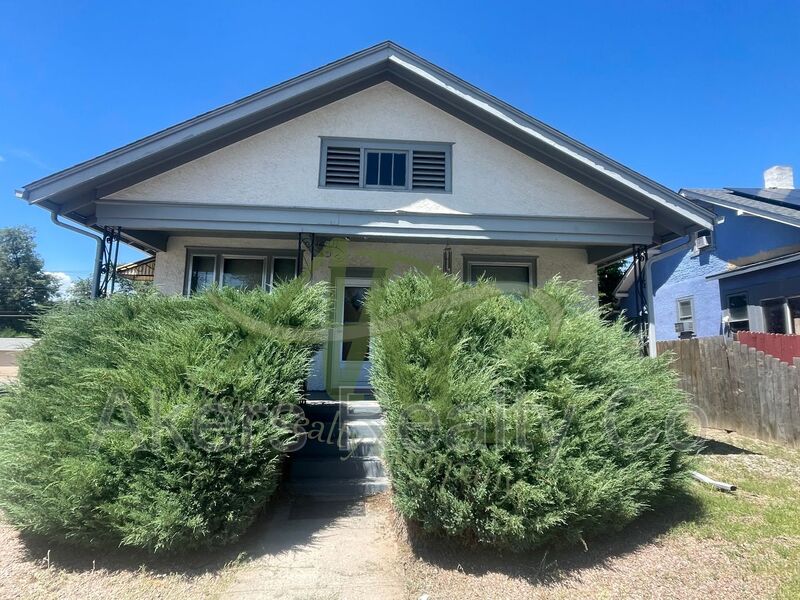Pueblo House: 1201 E 4th St