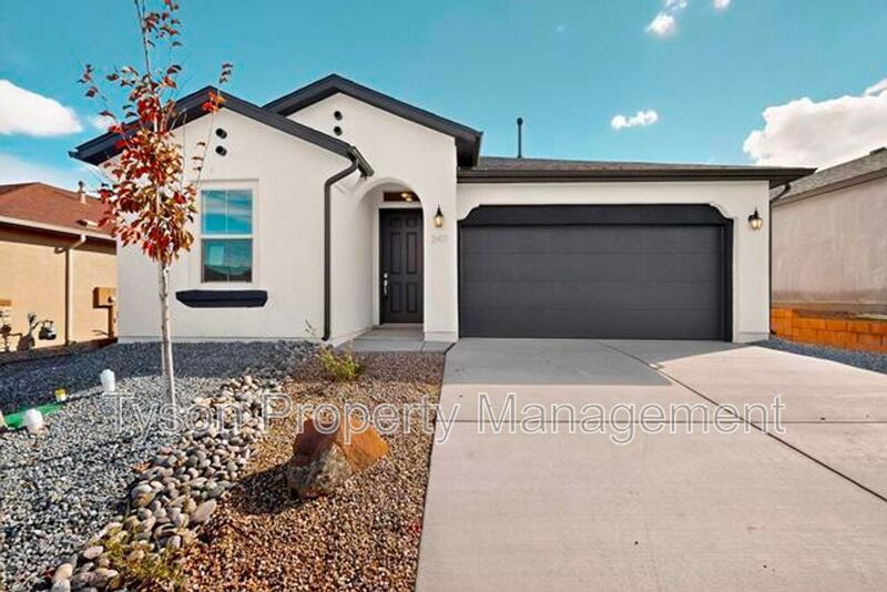 Los Lunas House: 247 Needle Ave SW