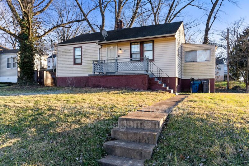 Saint Louis House: 588 Cosie Dr