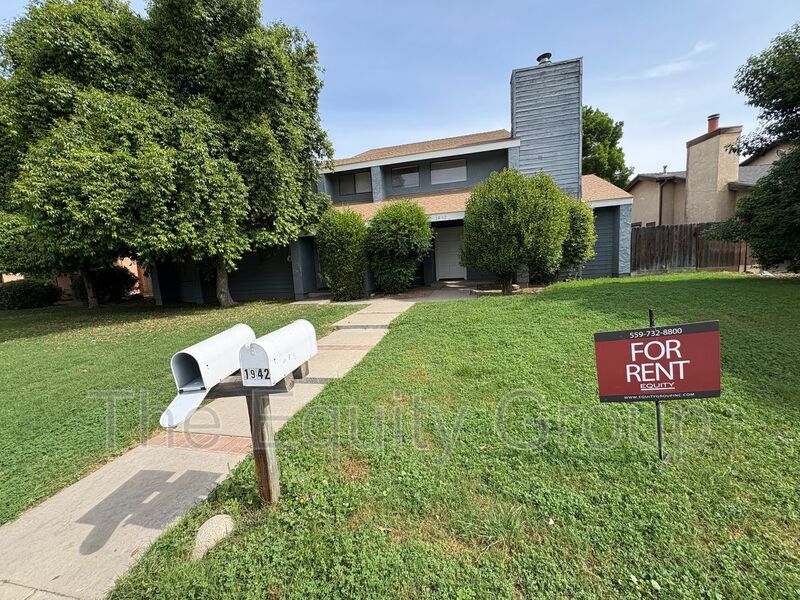 Visalia House: 1942 E Woodsville Ct