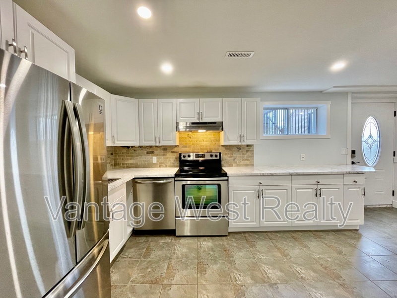 Kelowna House: 690-2 San Michelle Road