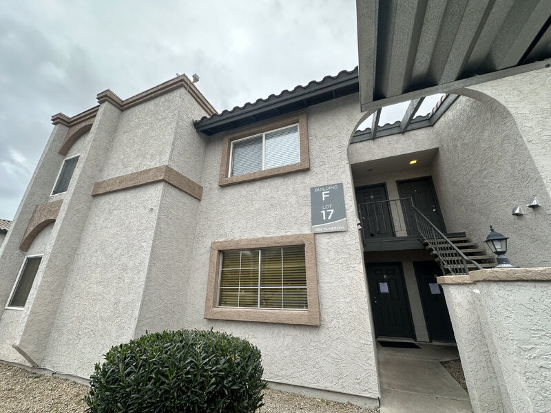 Phoenix Condo: 1559 W Mercer Ln