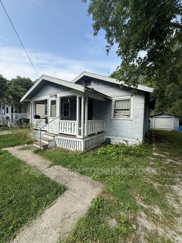 dectur House: 2067 N Maple Ave