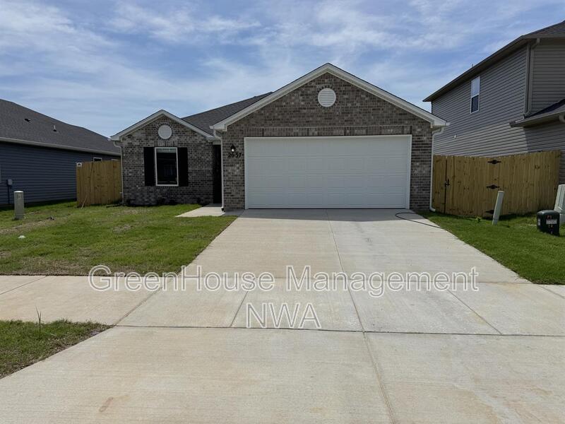 Fayetteville House: 2637 E Gila Way