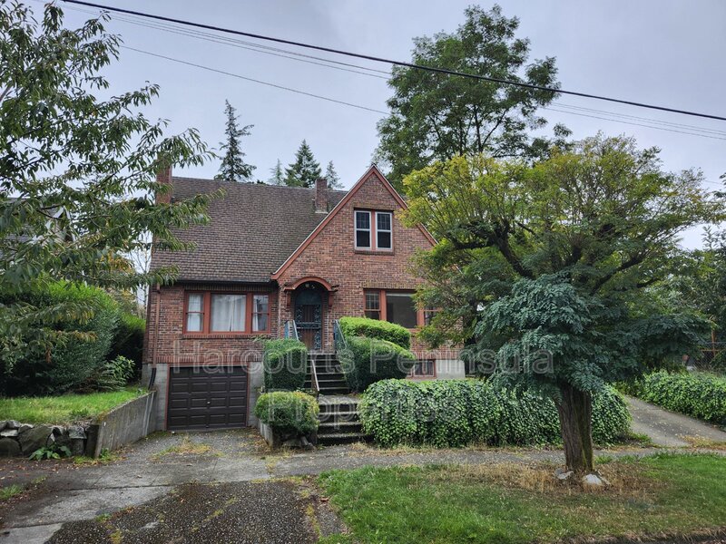 Bremerton House: 1909 Gregory Way