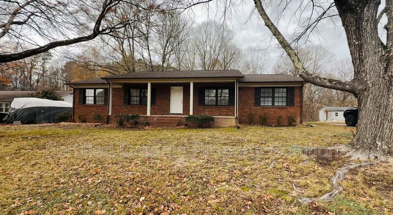 Clemmons House: 2732 Knob Hill Dr