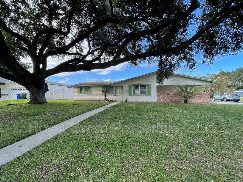 Lakeland House: 303 Thornwood Way