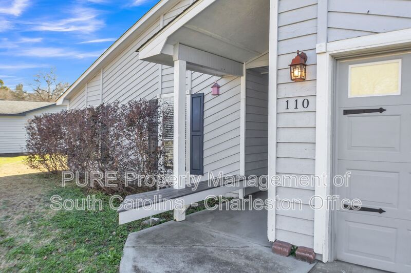 Summerville House: 110 Train Dr