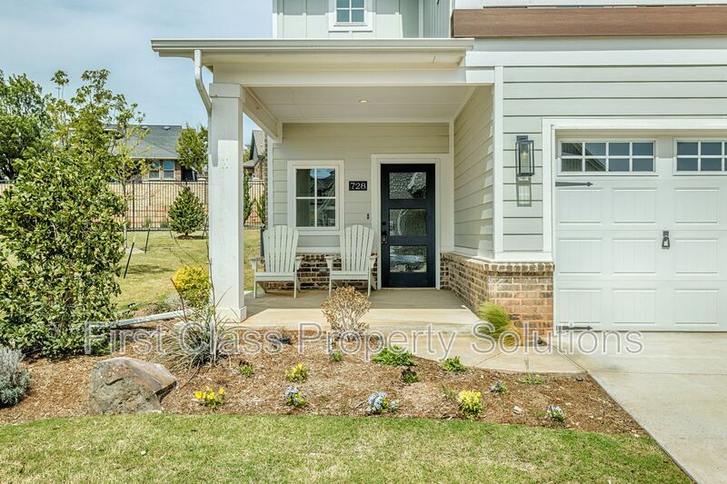 Edmond House: 728 Harbor Town Dr