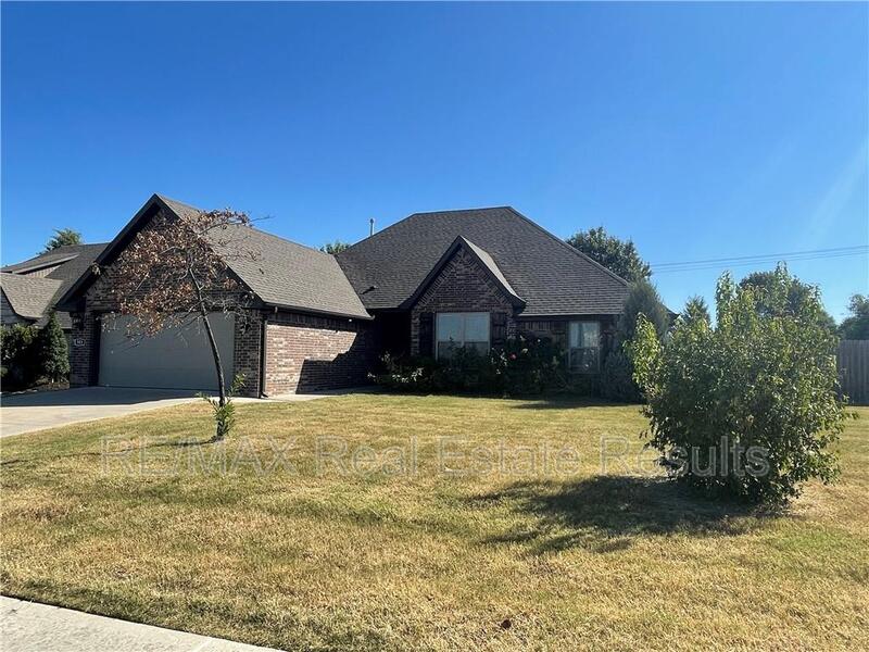 Bentonville House: 905 SW Vangough Rd