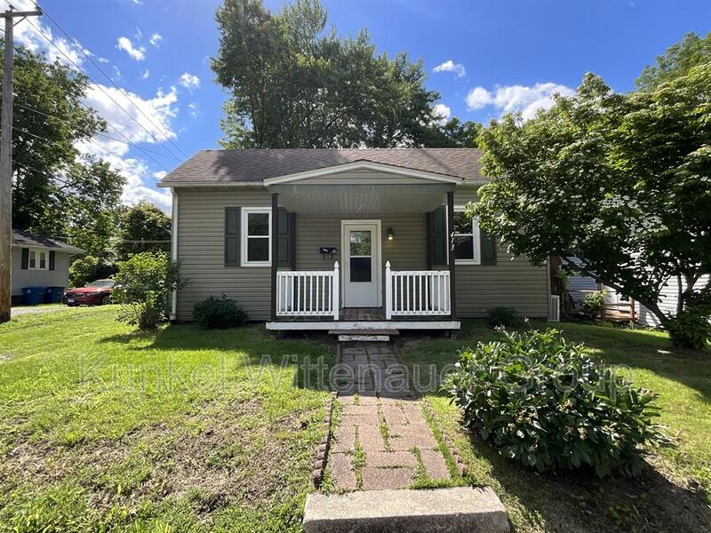 Collinsville House: 413 N Center
