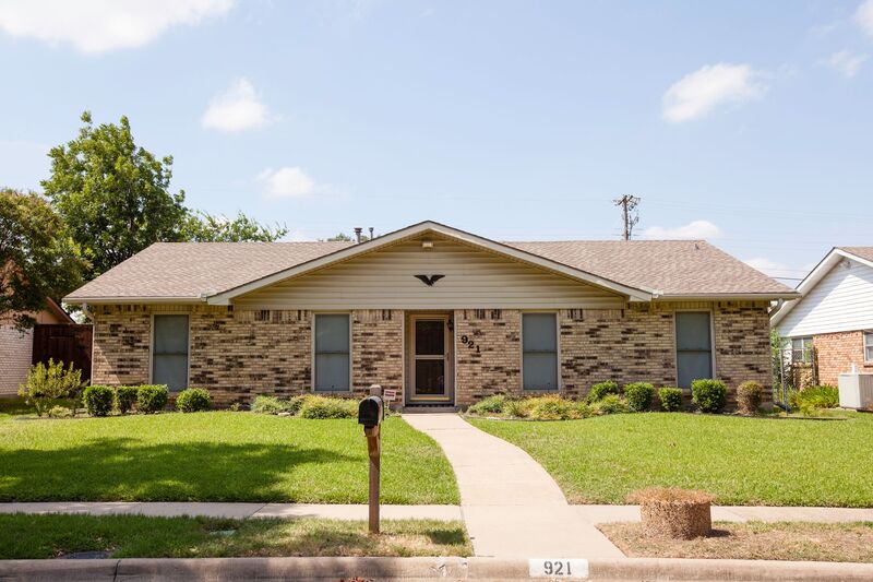 Plano House: 921 Mossvine Dr