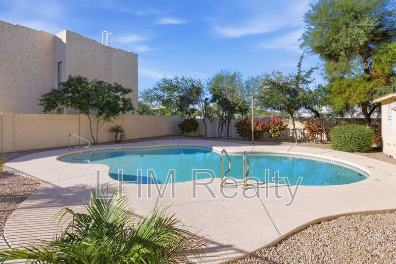 Phoenix Condo: 15818 North 25th Street
