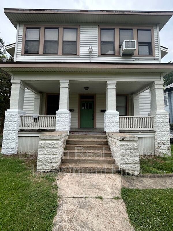 Shreveport House: 1101 College St