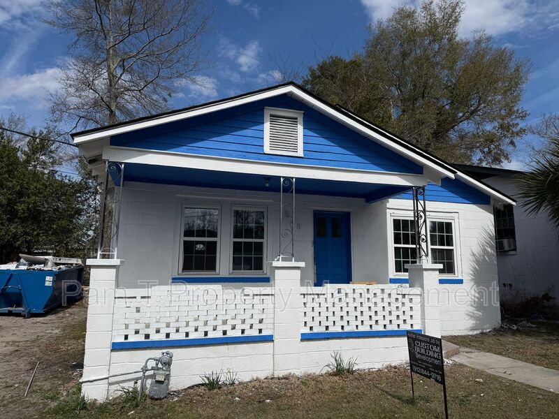 Savannah House: 628 W 48th St