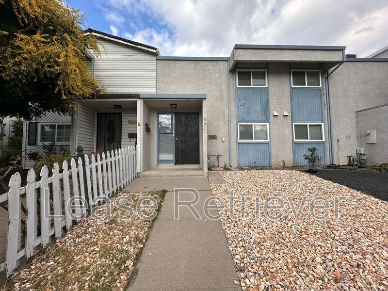 Tracy Townhome: 830 Palm Cir