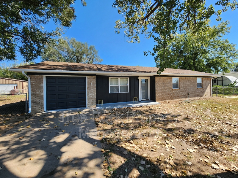 Ada House: 3928 Debi