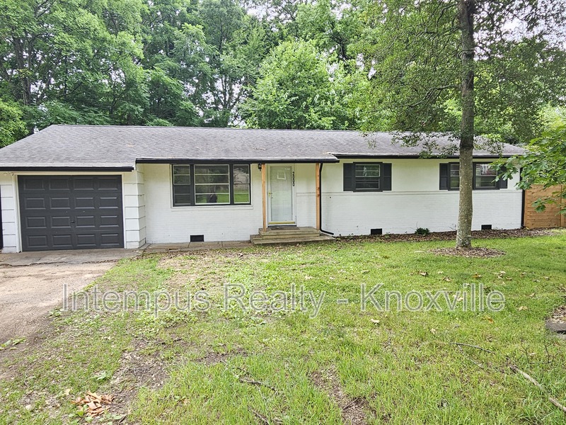 Knoxville House: 2000 Nandina Dr