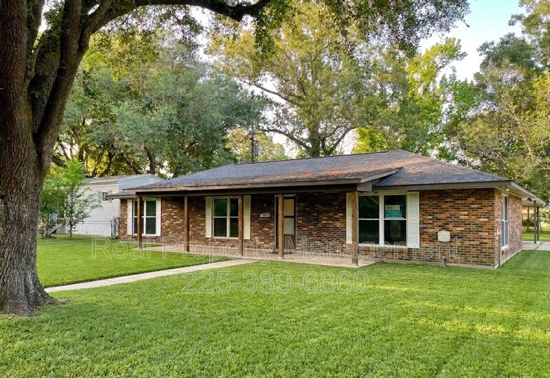 Prairieville House: 18322 Eldon St.