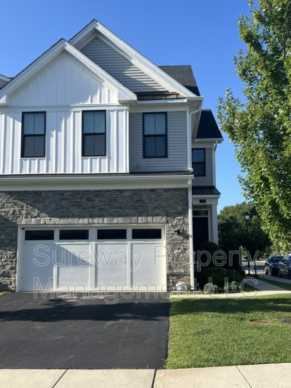 Monroe Townhome: 33 Clover Ln