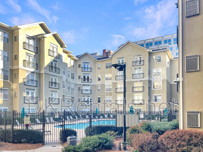 Atlanta House: 800 Peachtree Street NE