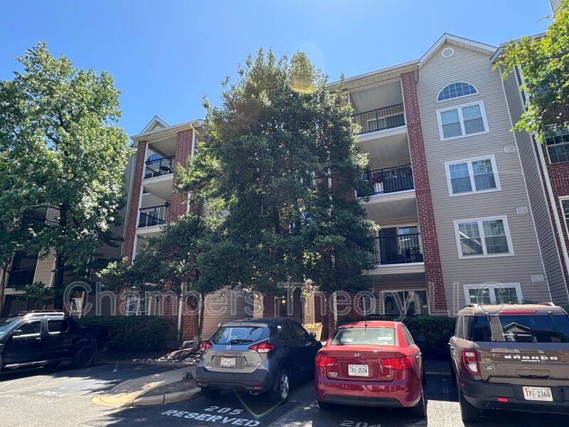 Alexandria Condo: 3311 Wyndham Circle