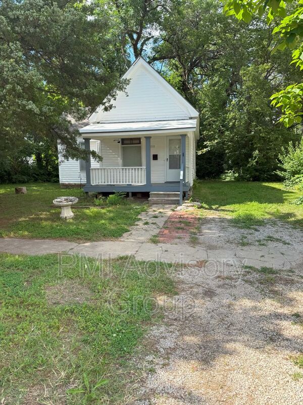 Topeka House: 1018 Southwest 22nd Street