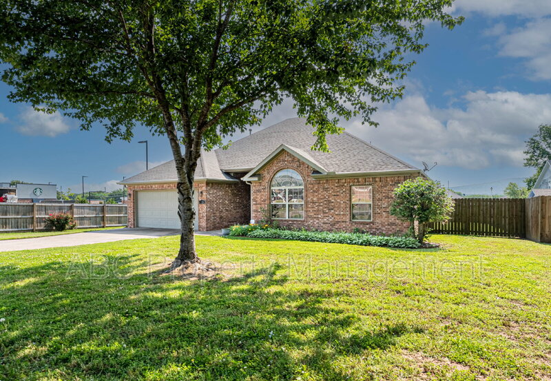 Farmington House: 126 Angus Lane