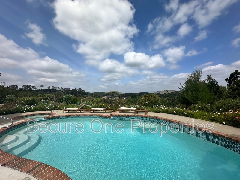 Thousand Oaks House: 637 Lynwood St