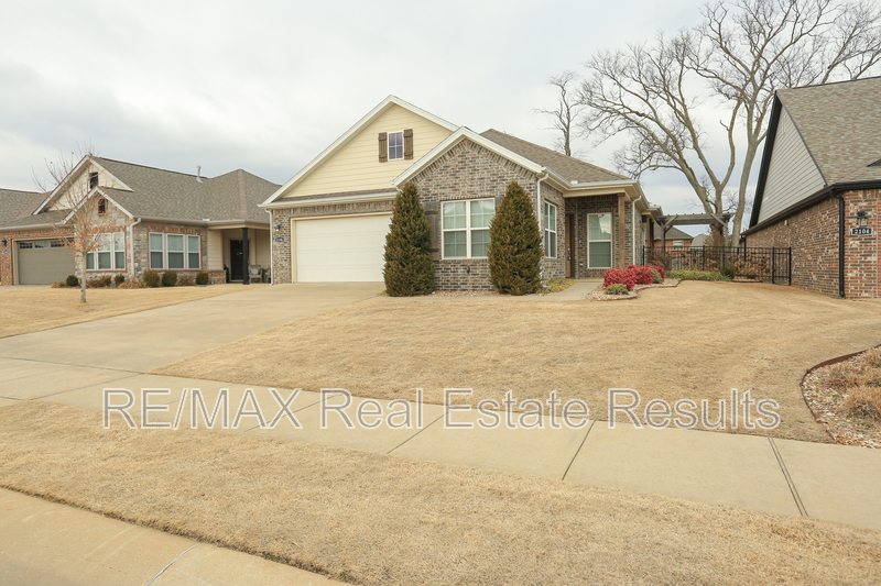 Bentonville House: 2106 SW Huntwick Ave