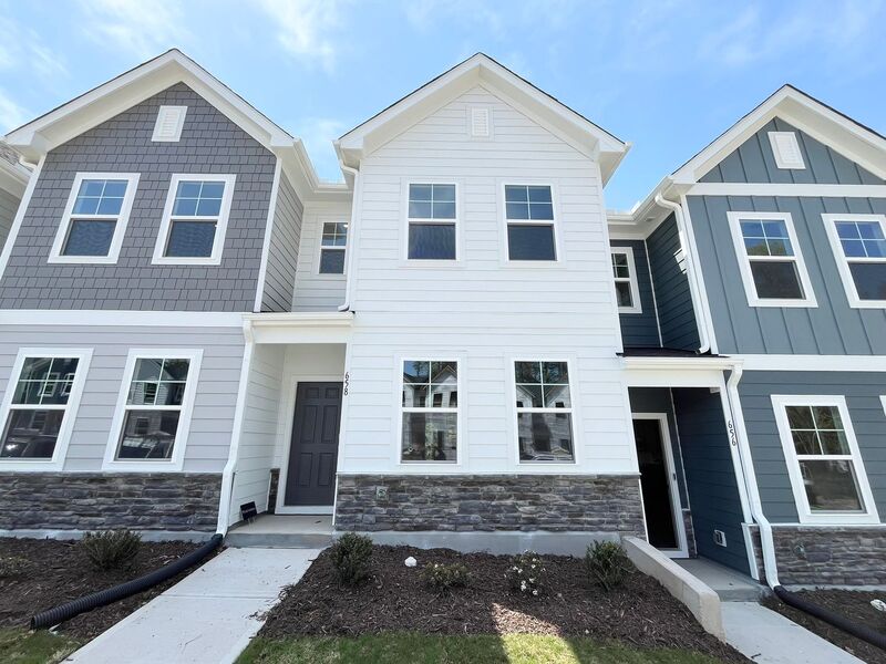 Apex Townhome: 658 Mirkwood Ave